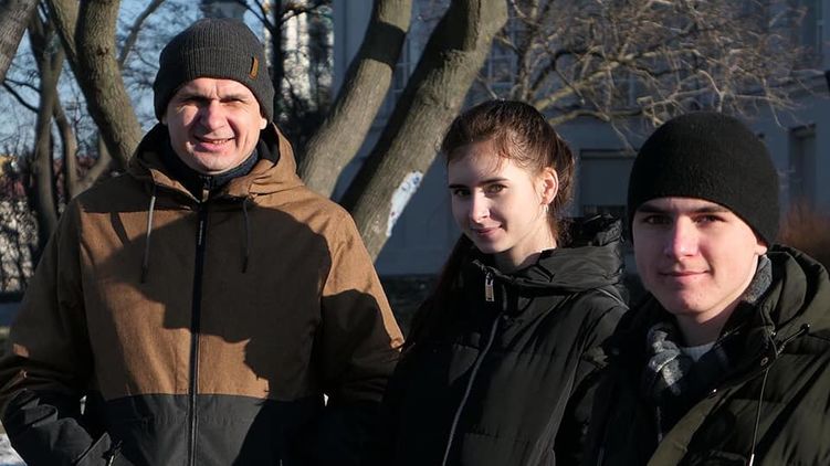 13 января 2020 года Олег Сенцов сообщил, что к нему из Крыма переехал сын-школьник, который в Крыму находился под властью пропаганды. На фото с дочерью и сыном