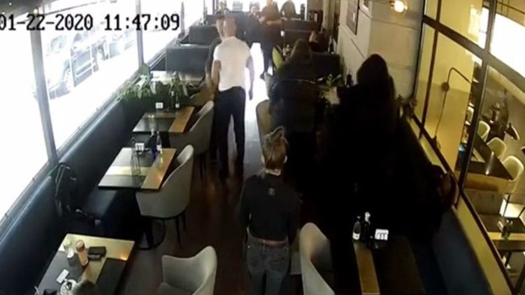 Нардеп Илья Кива и атошник Майман дерутся в ресторане Мокко в Киеве. Скриншот из видео
