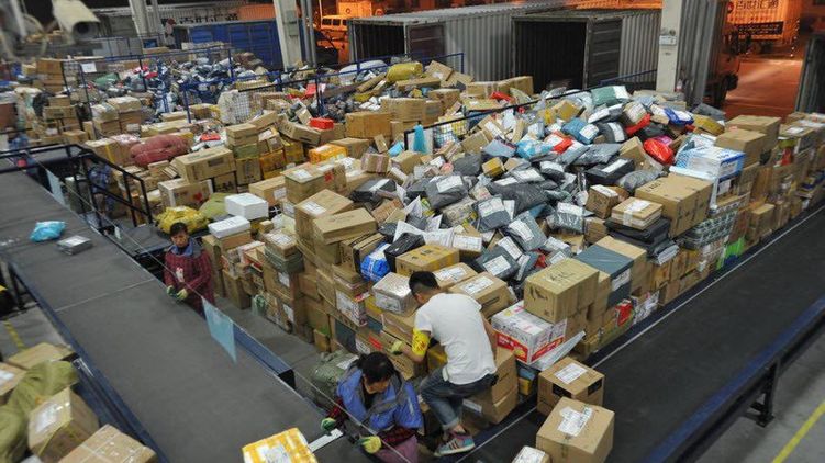 Китайский склад с товарами, где формируют посылки в том числе для украинцев. Фото: 24gadget.ru