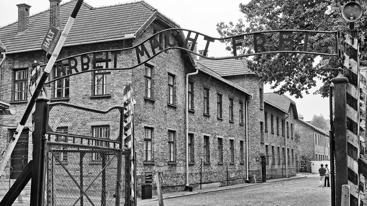 Въезд в Освенцим со знаменитой надписью 