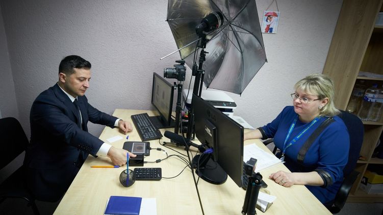 Владимир Зеленский оформляет электронную подпись 5 февраля 2020 года. Фото с сайта президента