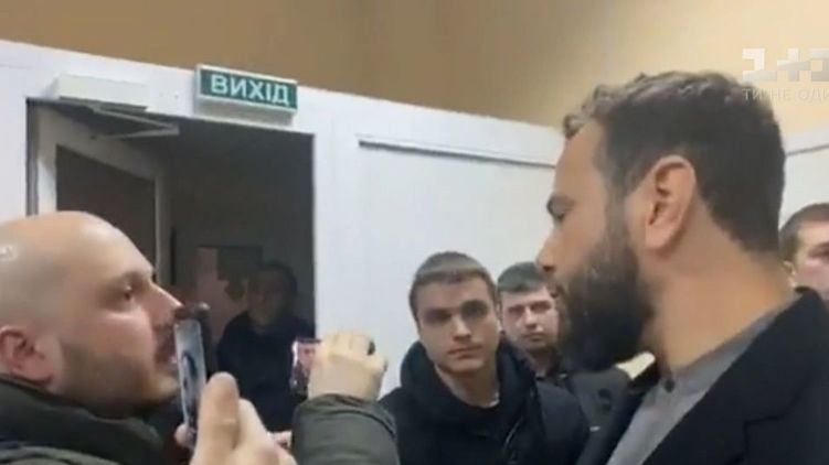 Александр Дубинский во время обыска на 1+1. Кадр из видео