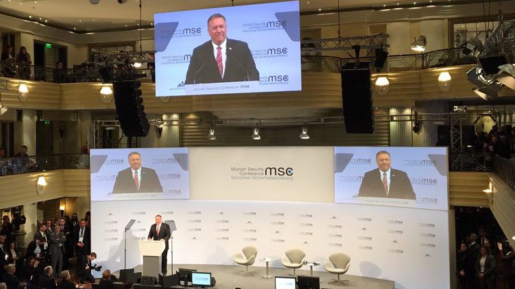Госсекретарь Майк Помпео, глава американской делегации, убеждал, что НАТО живее всех живых. Фото: Telegram/Россия в глобальной политике