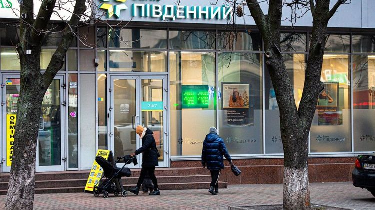 По прогнозам, финансисты будут держать дорогой доллар и 18 февраля. Фото: Страна. ua