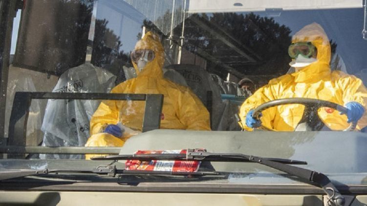 Люди в защитных костюмах от коронавируса. Фото: ansa.it