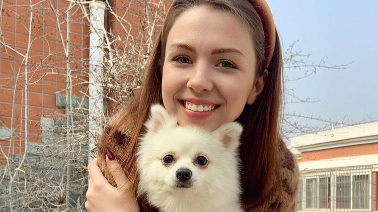 Украинка Анастасия Зинченко пережидает вспышку коронавируса с собакой Мишей в Ухани