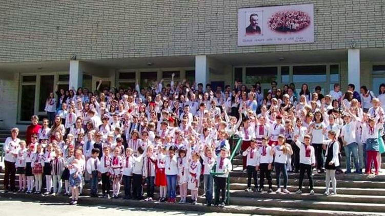 На линейки во львовский лицей с русским языком обучения ученики приходят в вышиванках, а на здании висит цитата из Франко