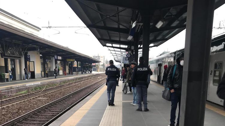 Полиция в Италии останавливает и просит заполнить форму. Фото: Юлианна Суворова
