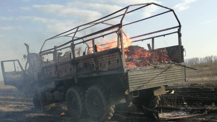 Подбитый 8 марта на Донбассе грузовик. Фото 