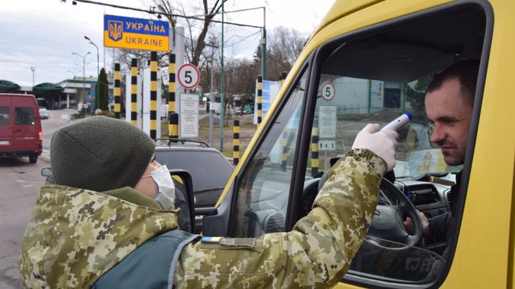 Пока КПП не закрыли, в Украину массово возвращаются заробитчане из Европы. Фото: Госпограничная служба