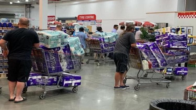 Австралийцы с тележками, полными туалетной бумаги. Фото из Твиттера Andy Lee