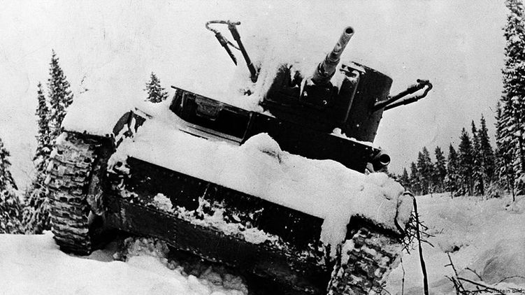 Подбитый советский танк Т-26 в лесах Финляндии, январь 1940 года, фото: DW
