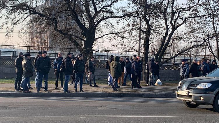 Киевляне ловят попутки, чтобы добраться на работу из пригорода. Фото 