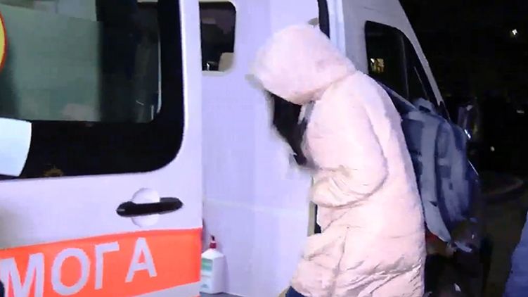 Жену первого заразившегося в Украине отправили на карантин по требованию соседей, она оказалась здорова. Фото: стоп-кадр из видео