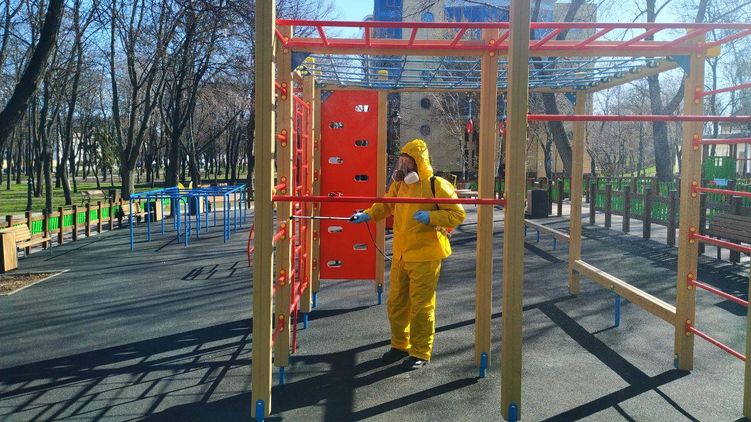 В Киеве уже проводят дезинфекцию спортплощадок. Фото КГГА