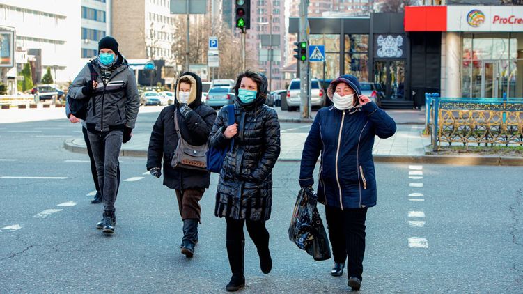 Украинцы в масках. Фото: Страна