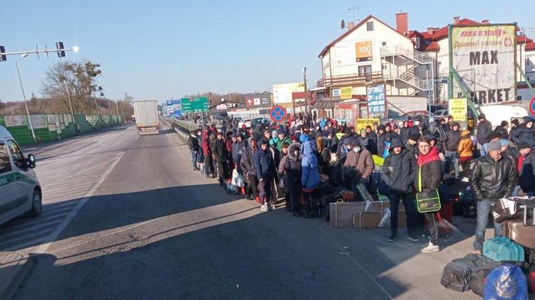 На западной границе собираются сотни украинцев и просят проезжающих водителей провезти их через КПП. Фото: Тоня Квитка