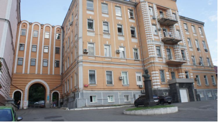 Александровская больница в Киеве, куда везут большинство больных коронавирусом в столице