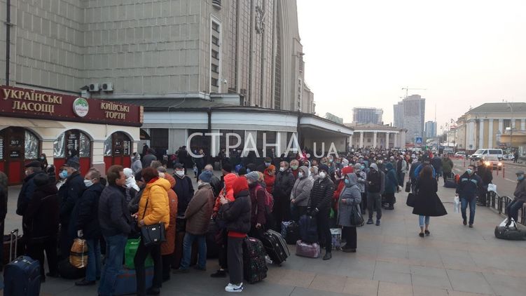 Киевский жд-вокзал, с которого сегодня уезжают россияне. Фото: Страна