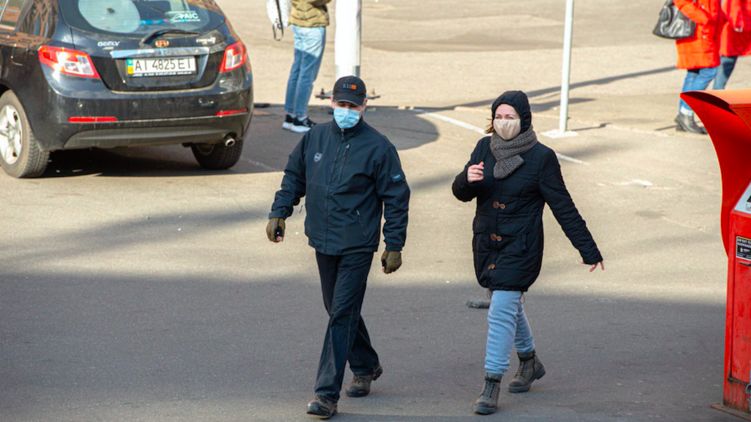 Киевляне в масках защищаются от коронавируса. Фото: Страна
