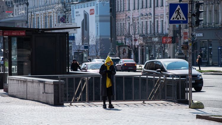 В Украине временно можно будет ходить не больше, чем по два человека. Фото: Страна