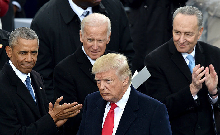 Конкурентом Трампа на выборах уже точно станет Байден (на фото сзади президента посередине) 