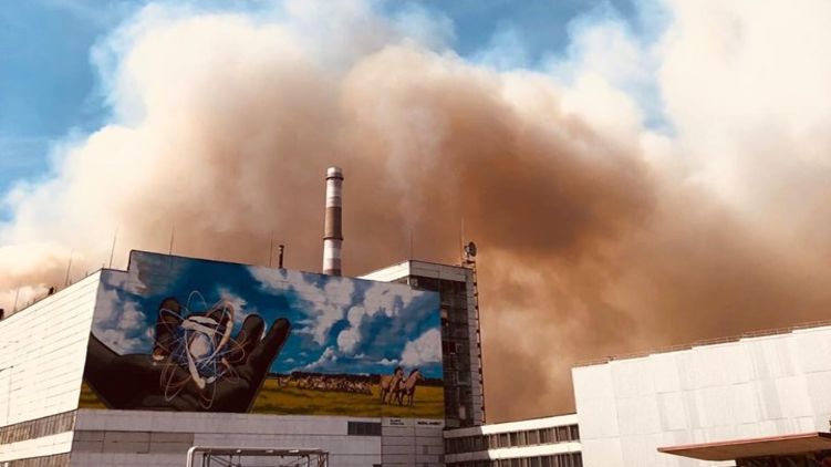 Известный мурал на здании АЭС весь в дыму. Фото Натальи Дегтяренко
