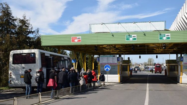 К границе с Украиной через Венгрию и из Польши массово везут заробитчан, которых запускают домой без обсервации. Фото: ГПСУ