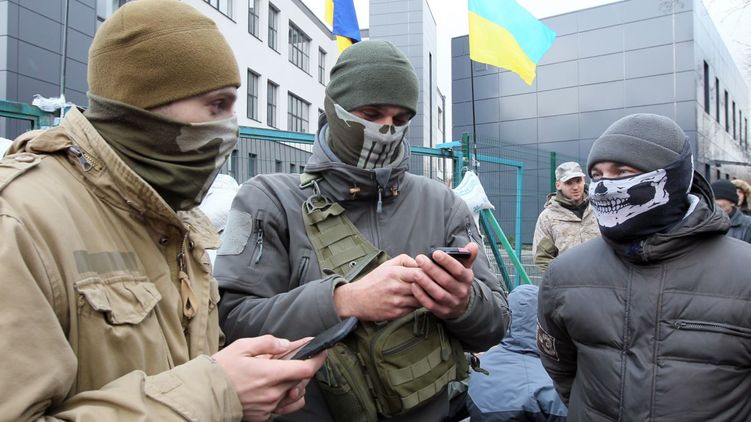 Украинские радикалы прятали лица в масках еще до того, как так стали делать все. Фото: ТАСС