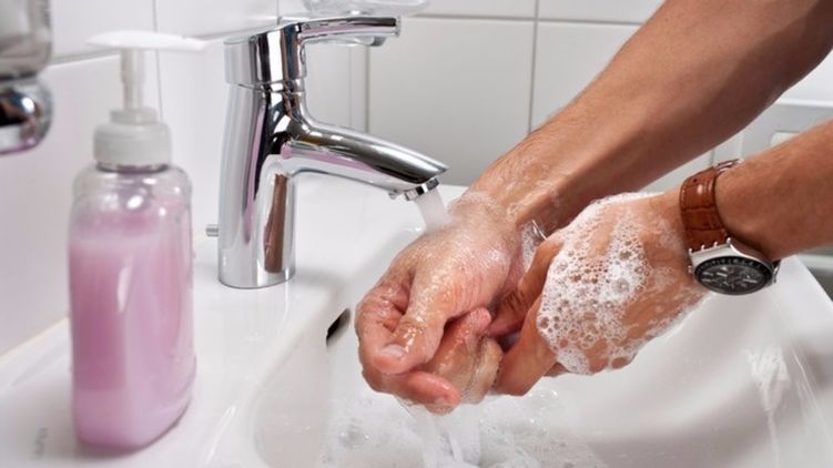 Мыть руки с мылом эффективнее всего для предотвращения распространения Covid-19