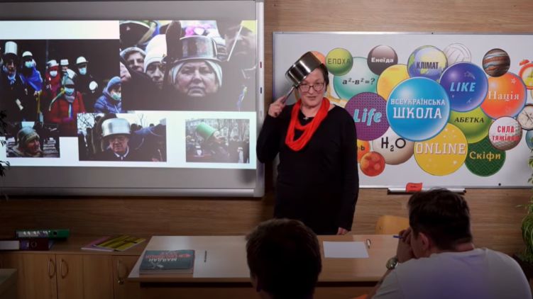 Во время урока о Майдане учитель надела кастрюлю на голову. Кадр из видео