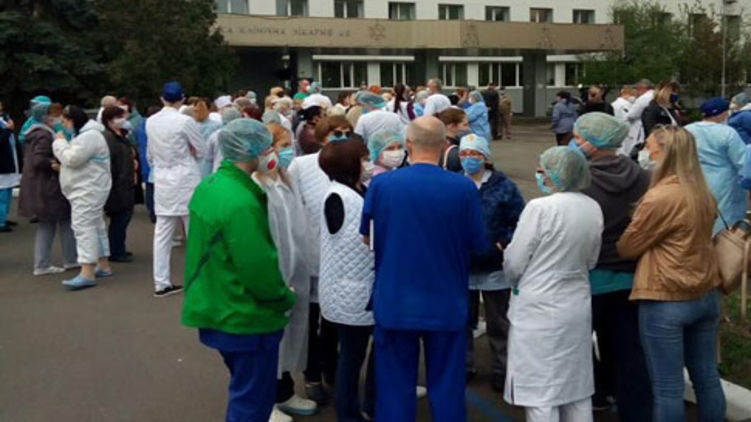 Медики Киевской больницы №8 за апрель получили на треть меньше, чем в марте