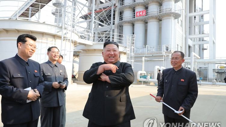 Ким Чен Ын на открытии завода удобрений 1 мая