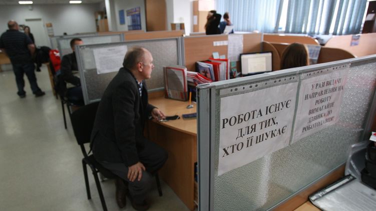 Украинцы жалуются, что потеряли работу еще в марте, а пособия по безработице ждут до сих пор