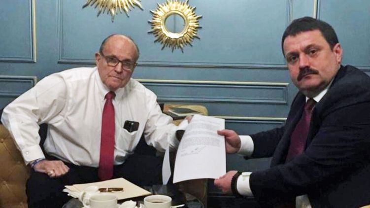 Деркач (справа) встречался с помощником Трампа Джулиани (слева) в декабре прошлого года, а теперь опубликовал записи разговоров Байдена и Порошенко 