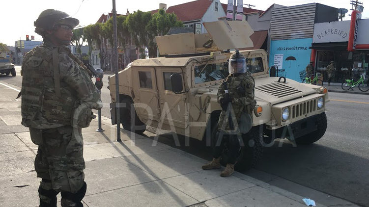 В Лос-Анджелесе ввели комендантский час, а на улицах дежурят военные с автоматами. Фото: Страна.ua
