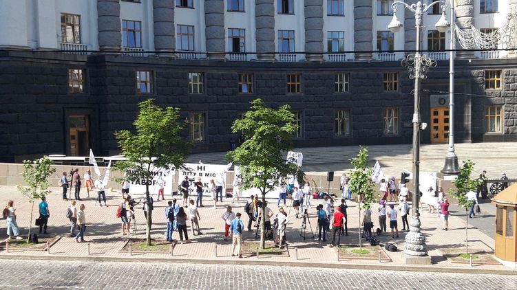 Под Кабмином в Киеве начался митинг в поддержку детских лагерей, фото: 