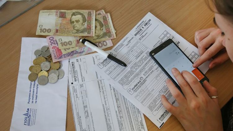 Кроме пени, украинцам придется платить немалые штрафы за просроченные платежки. Фото из открытых источников