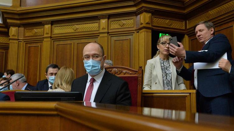 Премьер-министр Денис Шмыгаль (в центре) может не обрадоваться результатам голосования за программу правительства в Рады, фото:rada.gov.ua