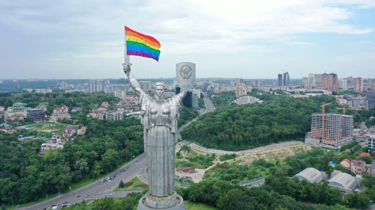 Родина-мать с флагом геев и лесбиянок. Фото KyivPride