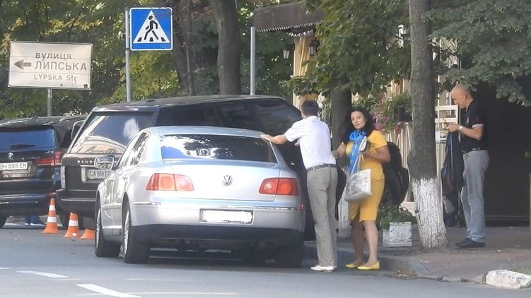 Чиновница с мужем и водителем в правительственном квартале столицы, фото: Изым Каумбаев, 