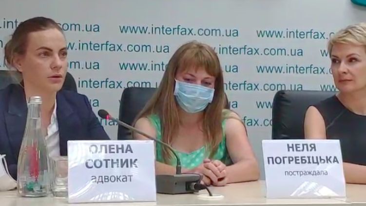 Неля Погребицкая (по центру), которую изнасиловали в Кагарлыке, на пресс-конференции 25 июня. Кадр с видео