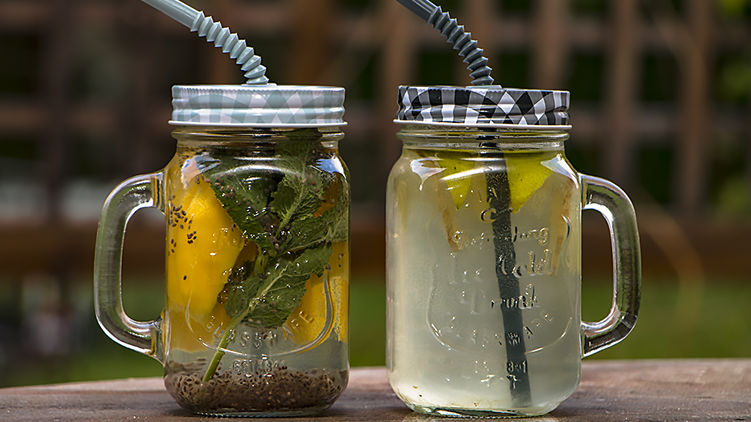 Мятно-имбирный лимонад освежит в жару. Фото: treska.com.ua