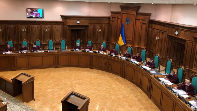 Конституционному суду предстоит решить, отменять ли закон о тотальной украинизации. Фото: 