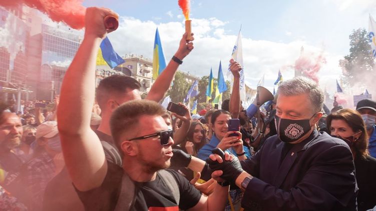 Экс-президент Петр Порошенко (крайний справа) рискует из-за скандала с 