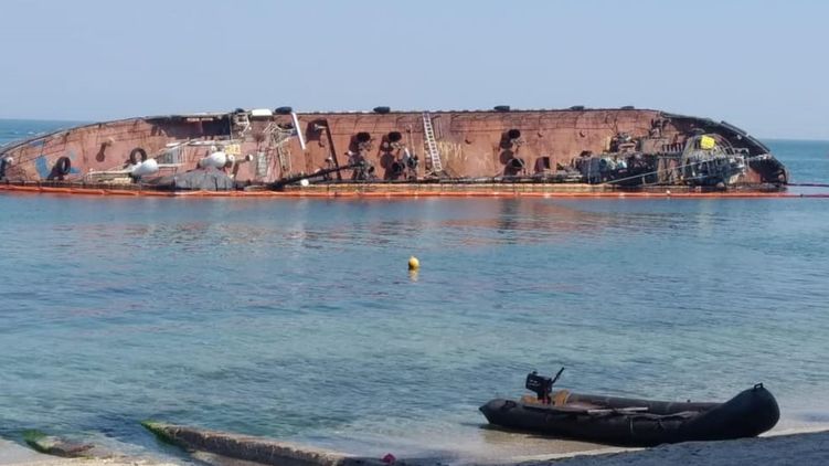 Танкер Дельфи все еще лежит у берегов Одессы. Фото Госэкоинспекции