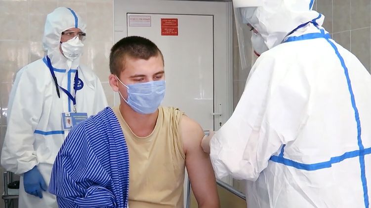 Российскому военному вводят вакцину от коронавируса. Фото: Минобороны РФ