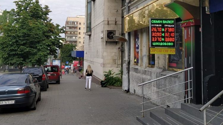 Курс доллара падает в Украине, а евро - растет. Фото: 