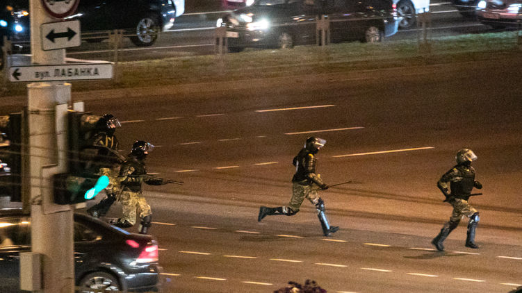 Милиция бежит за народом. Фото портала tut.by