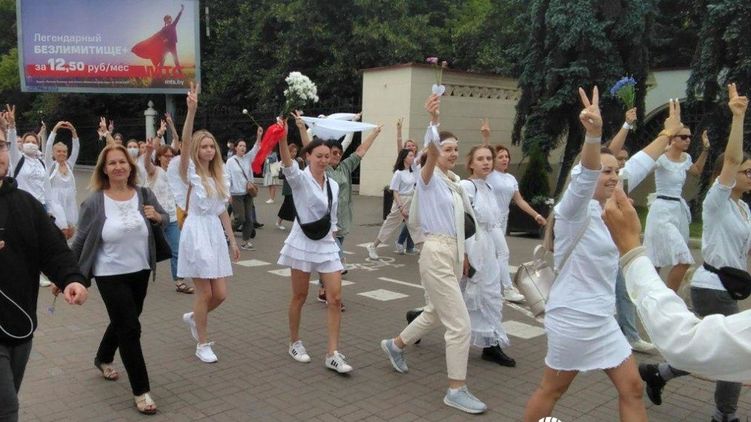 В среду 12 августа женщины в белом вышли в Минске на акцию протеста против жестких разгонов. Фото РИА 